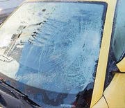 Die Scheibe nach dem Unfall. (Bild: Kapo SG)