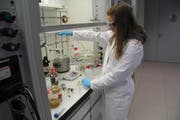 Mit Kittel, Handschuhen und Schutzbrille: Sulamith Leuenberger experimentiert im Labor der ETH Zürich. (Bild: PD)