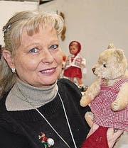 Händlerin Renate Hafner mit Steiff-Teddybär.