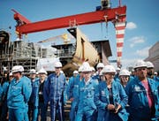 Werftangestellte vor einem Besuch von Präsident Macron Ende Mai. (Bild: S. Mahe/AP (Saint-Nazaire))