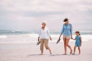 Senioren von heute reisen häufiger als früher und gerne auch zusammen mit Jüngeren. (Bild: PeopleImage/Getty)