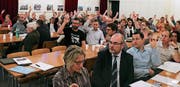 Einstimmig gaben die Schulbürger ein Ja zur neuen Gemeindeordnung und der Jahresrechnung. (Bild: Max Pflüger)