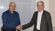 Johann C. Krapf (rechts) übergibt das Fortitudo-Präsidentenamt an Philipp Staerkle. (Bild: pd)