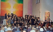 Das Zusammenspiel von Orchester und Chor war einer der Glanzpunkte am Konzert in der katholischen Kirche Niederuzwil. (Bild: Carola Nadler)