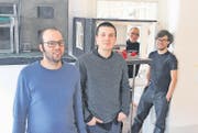 Jung und sehr erfolgreich: Die Bernecker Olivier Hug und Samuel Bänziger teilen sich ihr St. Galler Büro mit zwei Architekten: dem aus Thal stammenden Peter Hutter und dem Portugiesen Ivo Barão (von links). (Bild: Gert Bruderer)