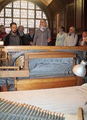 Tausende Pfeifen und noch mehr Röhrchen mussten und müssen ausgebaut und gereinigt werden. Kirchenpräsidentin Daniela Zillig (Mitte) und Orgelbauer Christian Musch (links) informieren über die Renovation.