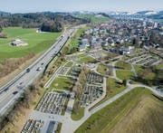 Kein Lärmschutz trennt den Strassenlärm von der ewigen Ruhe im Friedhof Hofegg. (Bild: Benjamin Manser/Urs Bucher (16. März 2016))