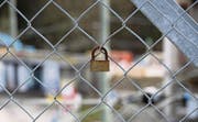Das offenbar einzige Liebesschloss der Stadt St. Gallen hängt am Geländer der Passerelle über die Teufener Strasse im Riethüsli. (Bild: Katharina Brenner)