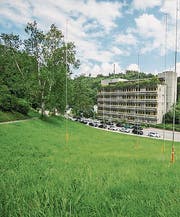 Gegenüber der GBS an der Demutstrasse sollen Alterswohnungen entstehen. (Bild: Urs Bucher)
