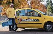 Bier-Kurier Gjevdet Maloku bringt unter der Woche bis 24 Uhr, freitags und samstags bis 1.30 Uhr Getränke ins Haus. (Bild: Sheila Eggmann)