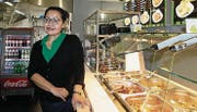 Wahyuni Eggmann vor dem Mr.-Rice-Buffet. Das Restaurant hat Montag bis Samstag von 11 bis 22 Uhr geöffnet. (Bild: Sheila Eggmann)