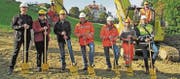 Spatenstich mit Lorenz und Karin Hanny (Vertreter der Bauherrschaft), Andreas Jussel vom Gemeindebauamt sowie Mitarbeitern der Tiefbaufirmen Stutz AG und Preisig AG. (Bild: Peter Eggenberger)