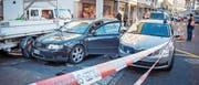 Bei der Bushaltestelle Lachen kollidierte das Auto mit einem parkierten Lieferwagen. (Bild: Urs Bucher)