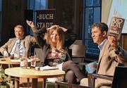 Die vermeintliche Helene Hegemann diskutiert mit Schauspieler Markus Flückiger (rechts) über ihren umstrittenen Roman «Axolotl Roadkill». (Bild: pd)