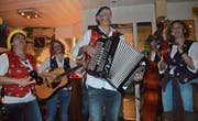 Die Saitenspringer bringen Stimmung in die Flawiler Lokale. (Bilder: Zita Meienhofer)