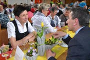Angeregte Diskussion zwischen Andrea Schwarzmann, der «höchsten Bäuerin Österreichs», und dem Wattwiler Gemeindepräsidenten Alois Gunzenreiner. (Bild: Adi Lippuner)