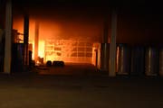 Der Brand beim überdachten Warenumschlagplatz konnte durch die zuständige Feuerwehr St.Margrethen gelöscht werden. (Bild: Kapo SG)
