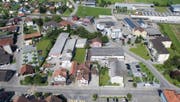 Das von Strassen umsäumte Gebiet (Bildmitte) soll für die Zentrumsüberbauung zur Kernzone umgezont werden. (Bild: Benjamin Manser)