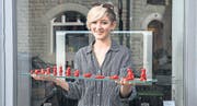 Die 15jährige Luisa Zürcher mit ihrer Plastilinfigur für den preisgekrönten Kurzfilm «How did you sleep?». (Bild: Urs Bucher)