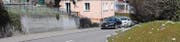 Das einzelne – hier doppelt belegte – Parkfeld oberhalb der Kurve zwischen Niederbergstrasse und Höhenstrasse soll wieder entfernt werden.