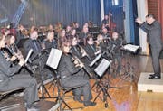 Erstmals stand beim Rüthner Gala-Abend die Musikgesellschaft unter der Leitung von Michael Wachter. (Bild: René Jann)