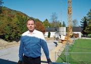 Geschäftsführer Daniel Schweizer vor der Baustelle, wo bis Mai der neue Zwischentrakt erstellt wird. (Bilder: gia/PD)