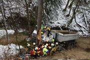 Der Fahrer wurde schwer verletzt und musste von der Feuerwehr befreit werden. (Bild: KAPO)