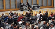 Votant Albert Heule, stehend mit Mikrofon, hofft auf weitere Steuersenkungen. (Bild: Seraina Hess)