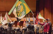 Ivo Mühleis dirigiert die Polizeimusik und die Otmarmusik aus St. Gallen bei der Rückgabe der Zentralfahne. (Bild: EMF/Julie Masson)