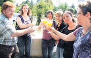 Gute Stimmung beim Apéro: von links Juri Preiss, Schulleiter, Herrenhof, Barbara Müller, Primarlehrerin, Klassenlehrerin 4. Klasse, Herrenhof, Therese Meyer, Primarlehrerin, Teilzeit, verschiedene Klassen, Herrenhof, Martina Graf, Kindergärtnerin, Taaholz, Sirin Artho, Primarlehrerin, Klassenlehrerin 6. Klasse, Herrenhof, und Andrea Scharpf, Schulrätin, Betreuerin Herrenhof. (Bild: stu.)