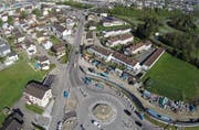 Für die letzten Belagsarbeiten muss die Flawilerstrasse ein ganzes Wochenende gesperrt werden. (Bild: pd)