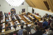 Die Budgetsitzung lockte so viele Zuschauer ins Waaghaus, dass einzelne im Ratssaal sassen oder standen. (Bild: Ralph Ribi)