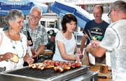 Ab 17 Uhr erschienen zahlreiche Besucher am Redaktionswagen und freuten sich über Wurst und Getränke. (Bild: Andrea C. Plüss)