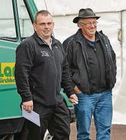 Zwei Wetterfrösche: Käser Martin Kurmann und Landwirt Ueli Hui (von links).
