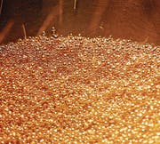 Kleine Kugeln aus Gold in einer Raffinerie in Mendrisio. (Bild: Gianluca Colla/Getty Images)