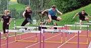 Vor der Mehrkampf-Schweizer-Meisterschaft wird nochmals der technisch anspruchsvolle Hürdenlauf trainiert. (Bild: Urs Huwyler)
