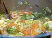 Älteres Gemüse, welches nicht mehr so frisch aussieht, lässt sich problemlos zu einer Gemüsesuppe zubereiten. (Bild: PD)