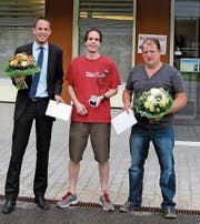 Bankleitungsmitglied Thomas Bleiker (links) mit den Gewinnern Markus Bollhalder und Jürg Ammann. (Bild: PD)