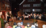 «Recht und Gerechtigkeit», ein Freilichtspiel, das die Häuser im Weiler Burgau nicht einfach nur zur Kulisse hat, feierte am Donnerstagabend Premiere. (Bilder: Zita Meienhofer)