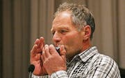 Mundharmonika statt Dudelsack: Alfred Ritter verabschiedete sich von den Rhodsbürgern mit der bekannten Abschiedsmelodie. (Bild: Max Pflueger)