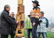 Die kleinen Fenster aus Holz lassen einen die Schönheit des Rheintals neu entdecken – jedenfalls bei nebelfreier Sicht. Von links: Stadtpräsident Ruedi Mattle, Vizestadtpräsident Reto Walser, Andreas Mathieu (Projektleiter des Vereins St. Galler Rheintal), Karl Segmüller (Leiter Unterhaltsdienste der Stadt Altstätten), Skulpteur Ivo Herrsche, Ortsbürgerpräsident Jacques Sinz. (Bild: Max Tinner)