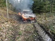 Der Fluchtwagen wurde zum Raub der Flammen. (Bild: Kapo TG)