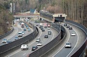 Die St. Galler Stadtautobahn beim Anschlusswerk Kreuzbleiche: Ungefähr von hier aus soll dereinst die viel diskutierte Teilspange via Güterbahnhof in die Liebegg führen. Der TCS setzt sich auch für dieses Teilprojekt des Autobahnausbaus aktiv ein. (Bild: Ralph Ribi (22. Februar 2017))