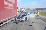 Im Motorraum brach nach dem Crash Feuer aus. (Bild: Kapo TG)