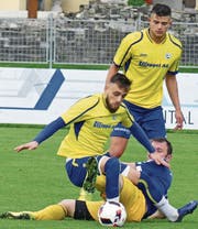 Die Au-Bernecker, hier mit Rijad Abazi (vorne) und dem später vom Platz gestellten Ahmet Cetinkaya, kassierten im Heimspiel gegen Widnau die dritte Niederlage in Folge. (Bild: Ulrike Huber)
