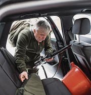 Köbi Rutz bereitet sich auf eine Treibjagd vor. (Bild: Luca Linder)