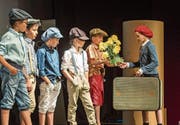Emil (rechts) und die Detektive jagen den Schurken Grundeis quer durch Berlin. (Bild: Jil Lohse)