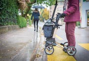 Zehn fast nicht überwindbare Zentimeter: Um Fussgängerstreifen für Gehbehinderte sicherer zu machen, lässt das Tiefbauamt solche Kanten abschleifen. (Bild: Urs Bucher)