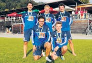 Das Erfolgsteam, bestehend aus Peter Rohner, Claudio Danuser, Silvano Huber (h. v. l.), Samuel Bichsel (Captain) und Manuel Brunner (v. v. l.). (Bild: pd)