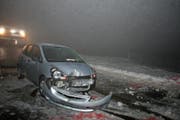 Das Auto des Unfalllenkers ist schrottreif. (Bild: Stapo SG)